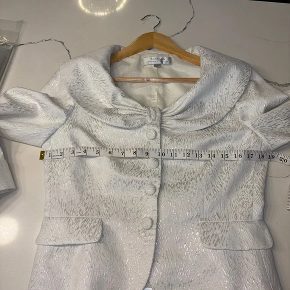 Tahari Ivory Textured Cropped Jacket with Wide Shawl Collar - Picture 7 of 9